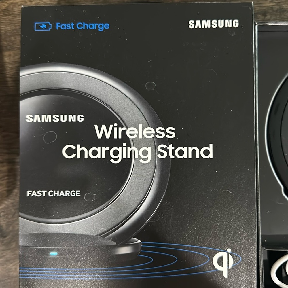 Samsung (compatible with QI standard) wireless charging stand with cable